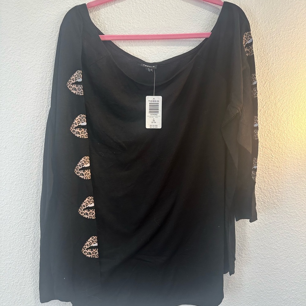 torrid Black Long Sleeve Scoop Neck Top with Leopard Kiss Print